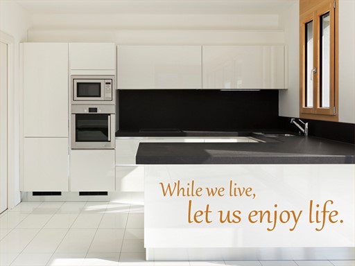 While we live samolepka na zeď, While we live nálepky na zeď, While we live dekorace na stěnu, While we live samolepící dekor na stěny, While we live samolepící tapety na zeď, While we live nápis na zeď