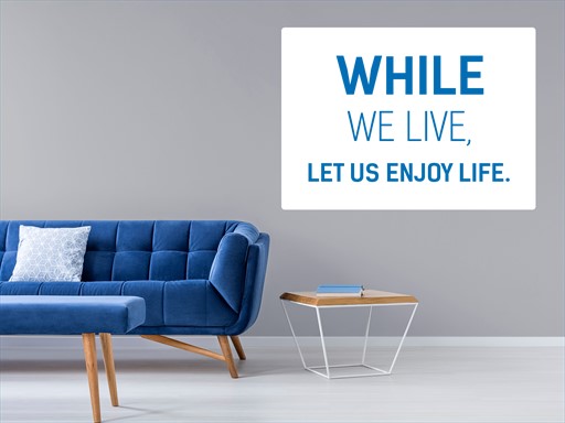 While we live samolepka na zeď, While we live nálepky na zeď, While we live dekorace na stěnu, While we live samolepící dekor na stěny, While we live samolepící tapety na zeď, While we live nápis na zeď