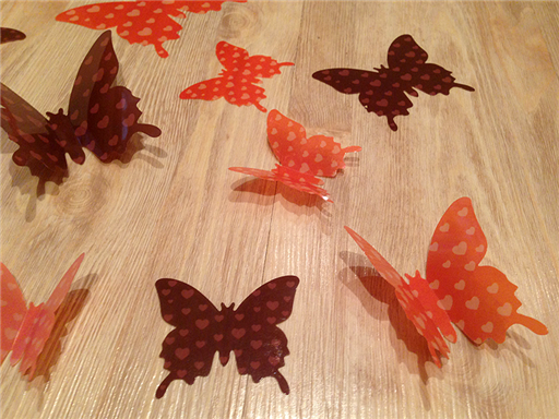 3D dekorace motýli hnědí a oranžoví se srdíčky, 3D samolepky na zeď hnědí a oranžoví se srdíčky, 3D nálepky na zeď hnědí a oranžoví se srdíčky, 3D dekorace na stěnu motýlci hnědí a oranžoví se srdíčky