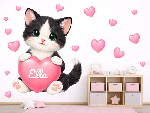 Černobílé koťátko se srdíčkem a jménem