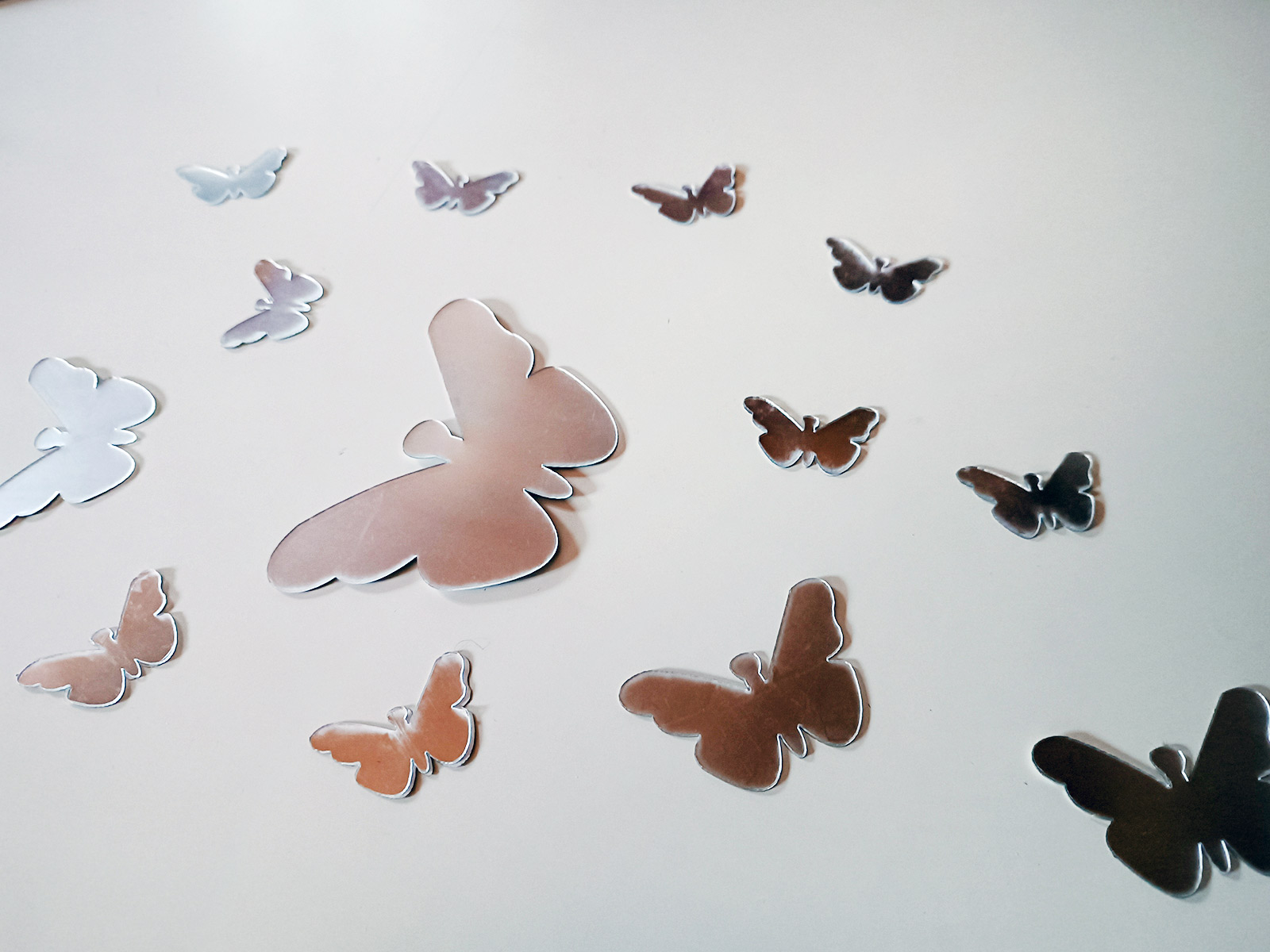 25 zrcadlových motýlků samolepka na zeď, 25 zrcadlových motýlků nálepky na zeď, 25 zrcadlových motýlků dekorace na stěnu, 25 zrcadlových motýlků samolepící dekor na stěny, 25 zrcadlových motýlků samolepící tapety na zeď