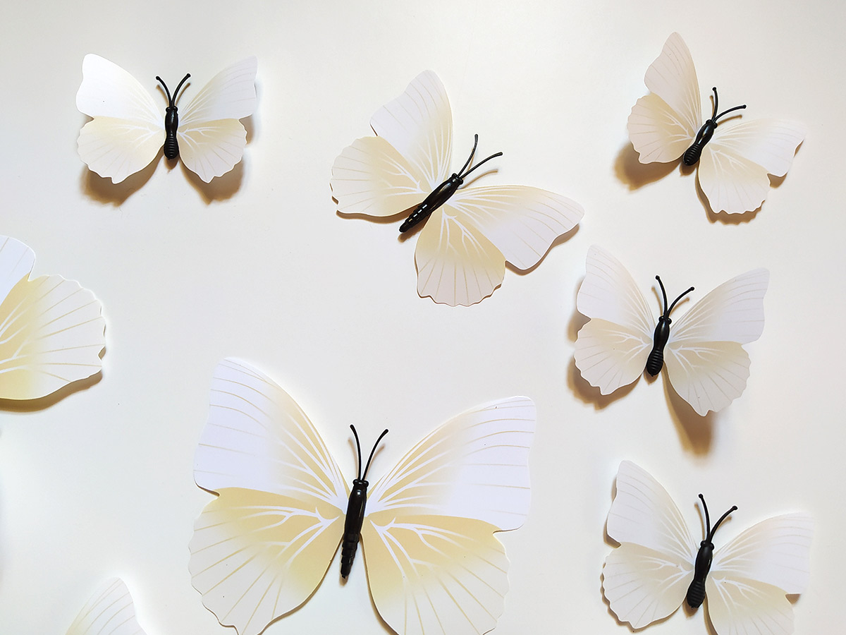3D dekorace motýli béžovobílí, 3D samolepky na zeď motýli béžovobílí, 3D nálepky na zeď motýlci béžovobílí, 3D dekorace na stěnu motýlci béžovobílí