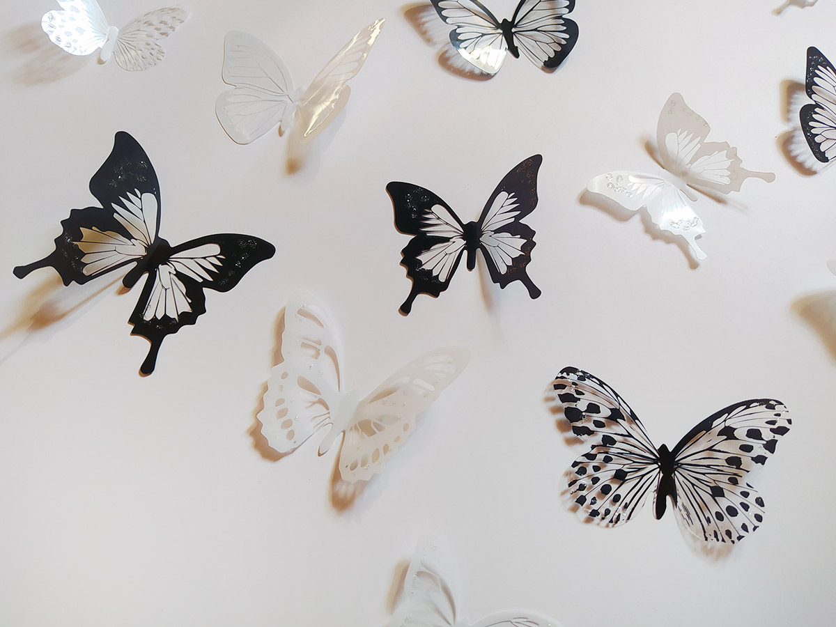 3D dekorace motýlci černí a bílí, 3D samolepky na zeď motýli černí a bílí, 3D nálepky na zeď motýlci černí a bílí, 3D dekorace na stěnu motýlci černí a bílí