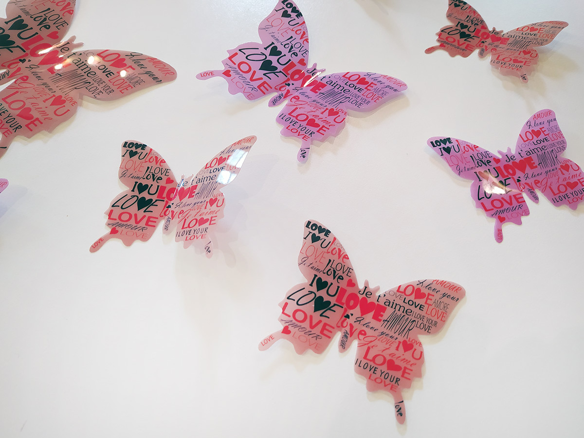 3D dekorace motýli růžoví love, 3D samolepky na zeď motýli růžoví love, 3D nálepky na zeď motýlci růžoví love, 3D dekorace na stěnu motýlci růžoví love