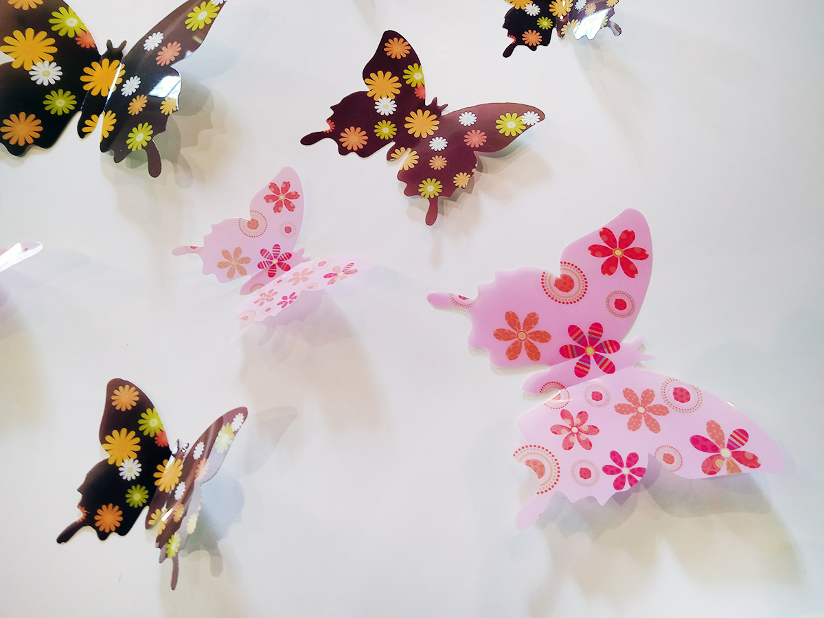 3D dekorace motýli růžoví hnědí s kytičkama, 3D samolepky na zeď motýli růžoví hnědí s kytičkama, 3D nálepky na zeď motýlci růžoví hnědí s kytičkama, 3D dekorace na stěnu motýlci růžoví hnědí s kytičkama