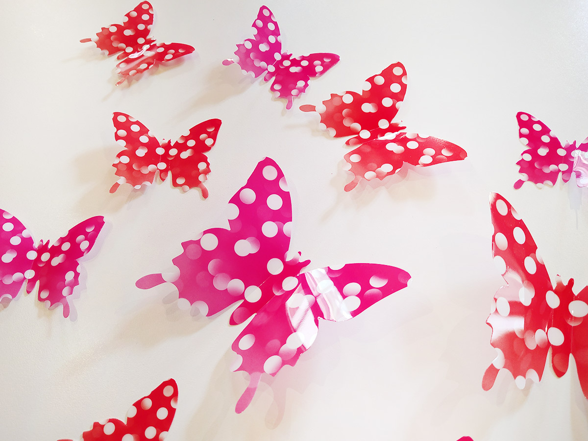 3D dekorace motýli růžoví červení s puntíky, 3D samolepky na zeď motýli růžoví červení s puntíky, 3D nálepky na zeď motýlci růžoví červení s puntíky, 3D dekorace na stěnu motýlci růžoví červení s puntíky