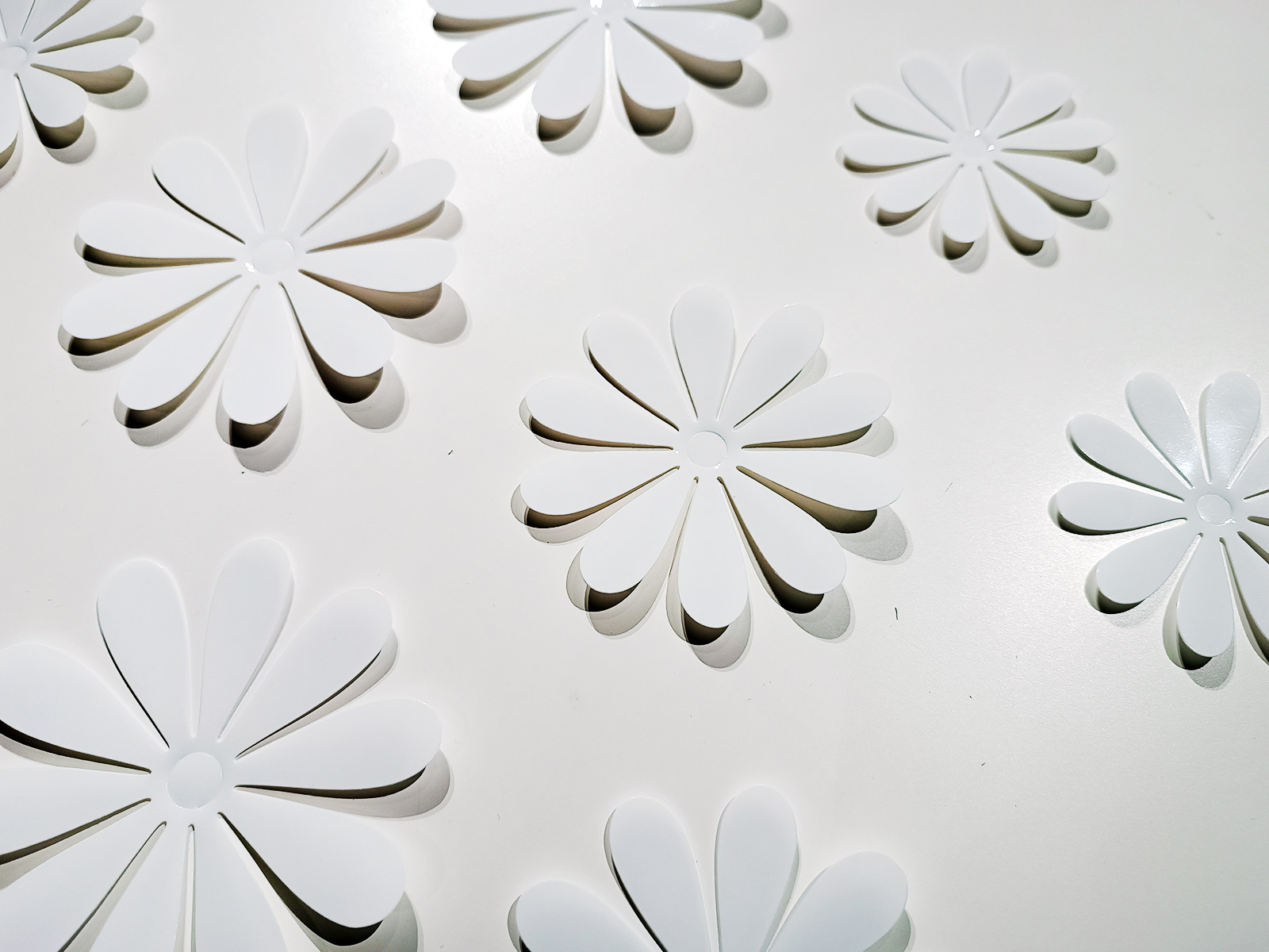 3D dekorace květy bílé, 3D samolepky na zeď kytičky bílá, 3D nálepky na zeď květy bílá, 3D dekorace na stěnu kytičky bílé