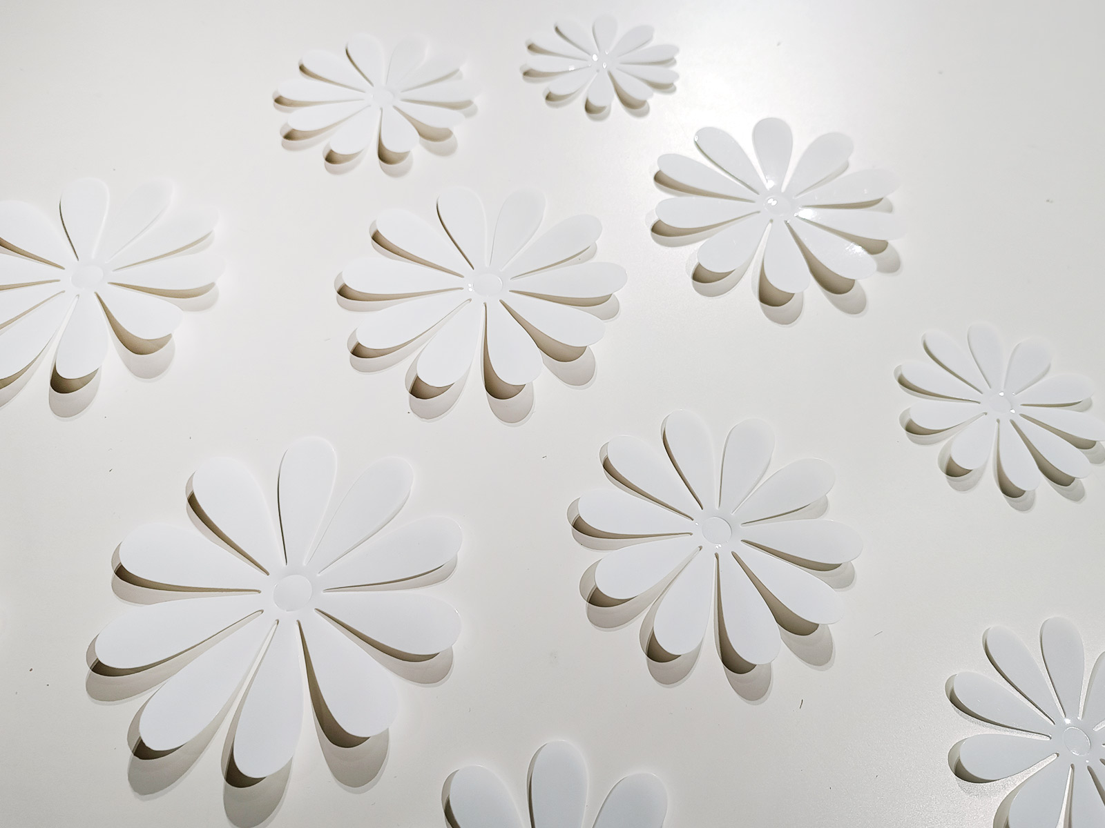 3D dekorace květy bílé, 3D samolepky na zeď kytičky bílá, 3D nálepky na zeď květy bílá, 3D dekorace na stěnu kytičky bílé