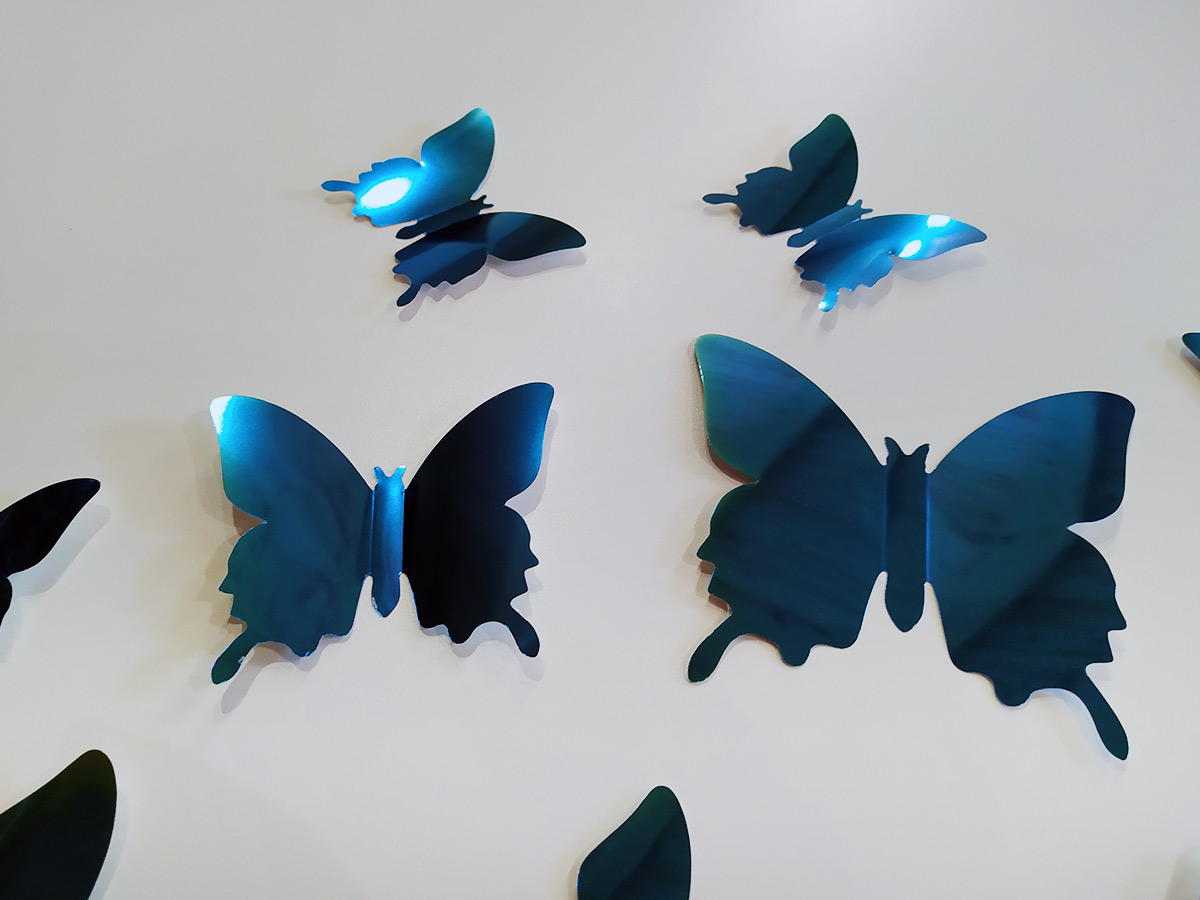 3D dekorace motýli metalická modrá, 3D samolepky na zeď motýli metalická modrá, 3D nálepky na zeď motýlci metalická modrá, 3D dekorace na stěnu motýlci metalická modrá